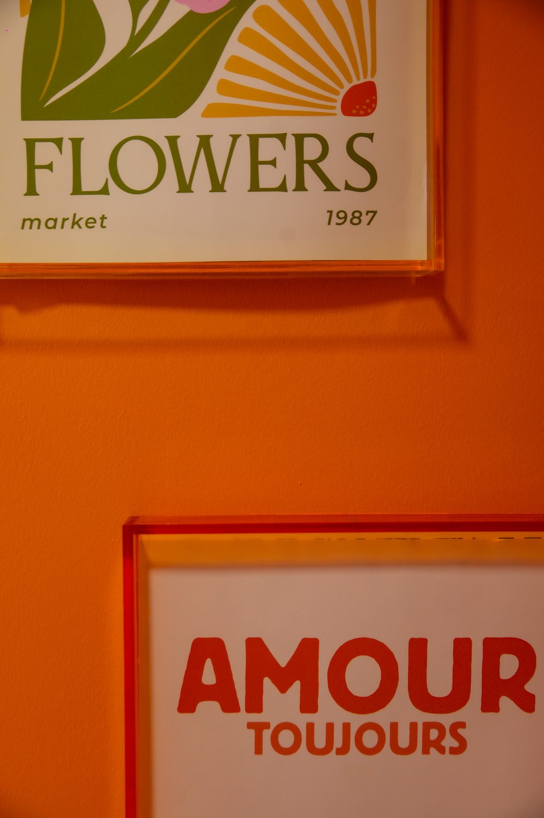 Affiche vintage « Amour Toujours » dans le salon Anna Marini